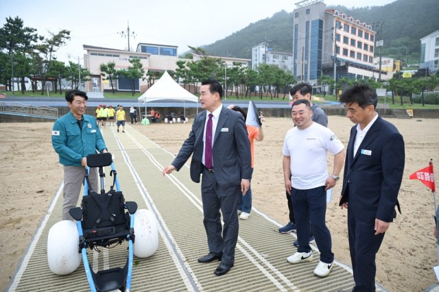 4-3. 관련사진(박종우 거제시장, 이번에는 일일 일운면장으로 활약 2 - 와현해수욕장 방문).jpg