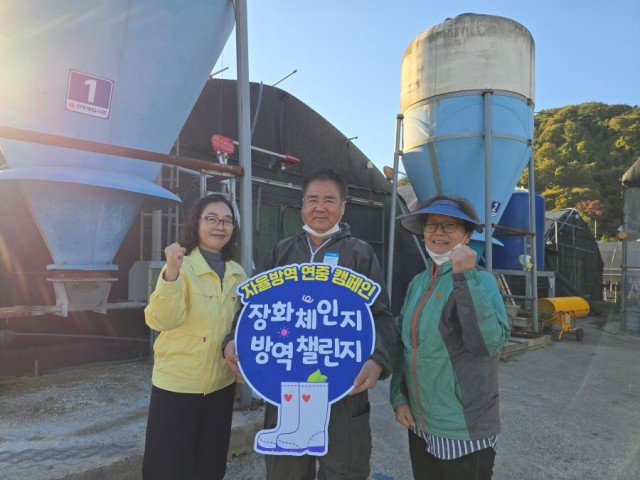 장화체인지방역챌린지자율방역연중캠페인(경남오리협회장과경남도조류방역담당사무관)202411.jpg