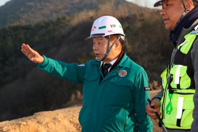 2-2 이상근 고성군수, 2025년 새해 힘찬 출발을 위해.JPG