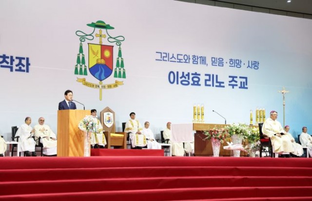 천주교마산교구제6대교구장착좌식(2) (1).jpg